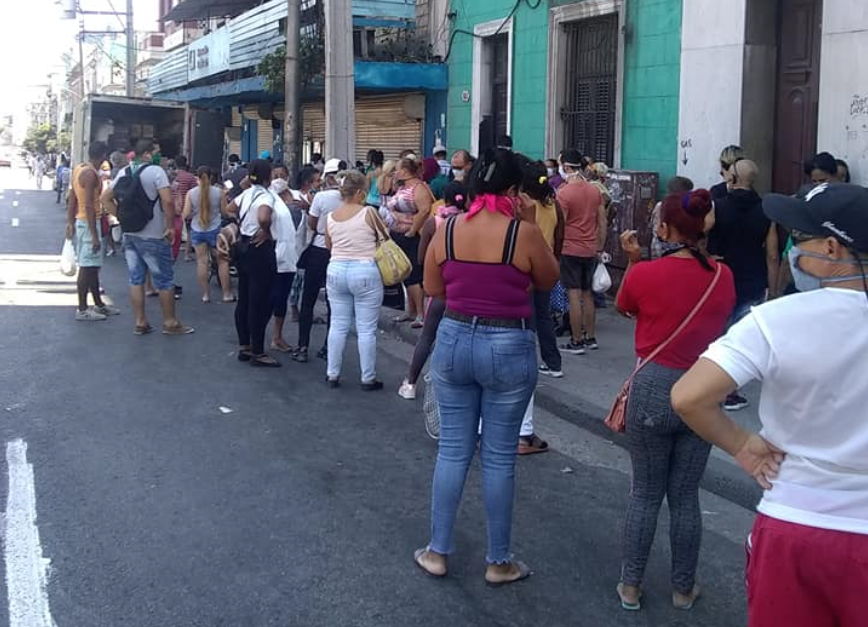 Food Line, Cuba 2020